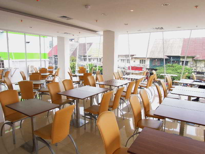 Whiz Hotel Cikini Jakarta Exterior photo