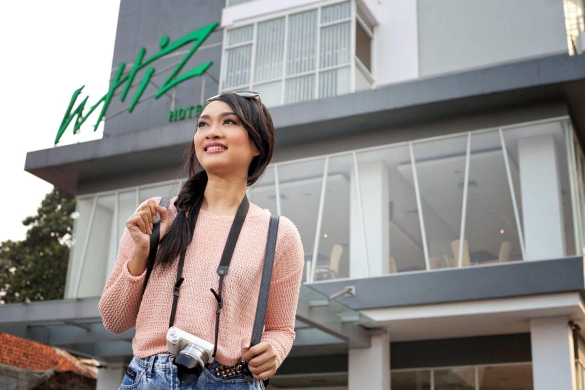 Whiz Hotel Cikini Jakarta Exterior photo