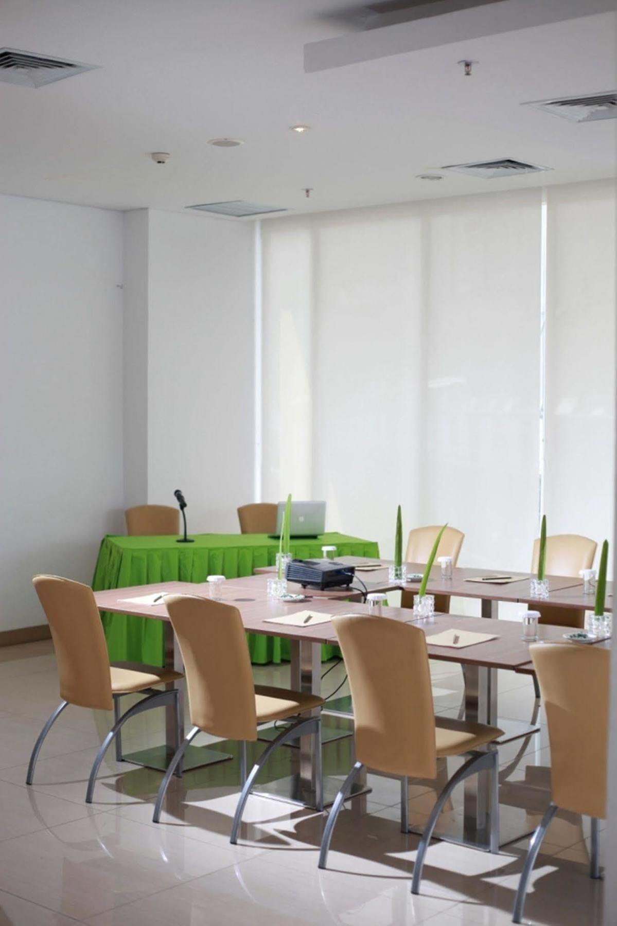 Whiz Hotel Cikini Jakarta Exterior photo